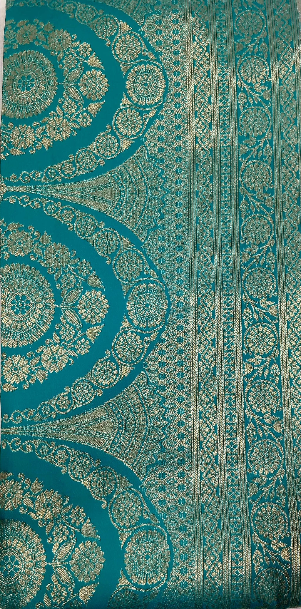 Kanchipuram Pure Silk Saree with detailed Butta motifs and luxurious Pallu in Two Tone Green color
